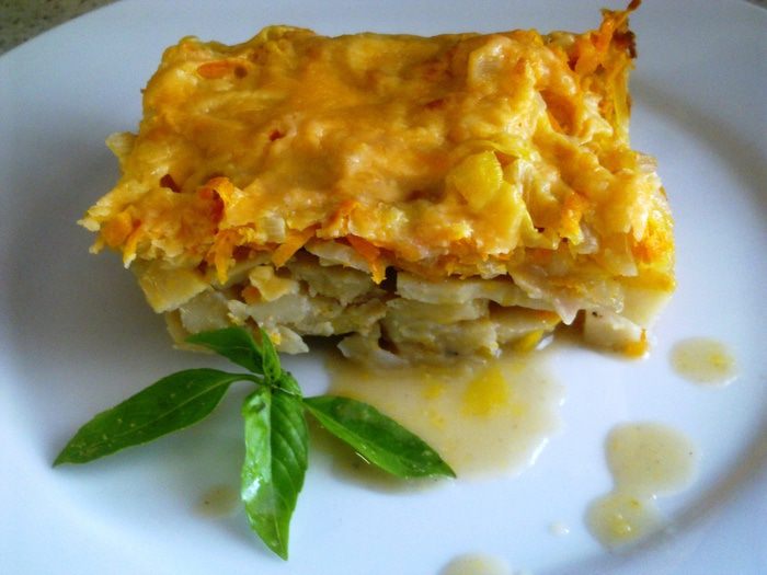 Кальмары, запеченные с картофелем под сырной корочкой