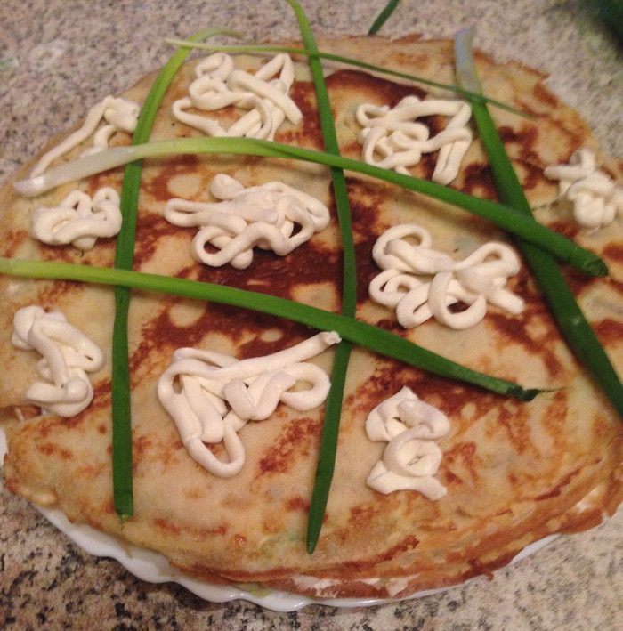 Блинный торт на цельнозерновой муке с семгой