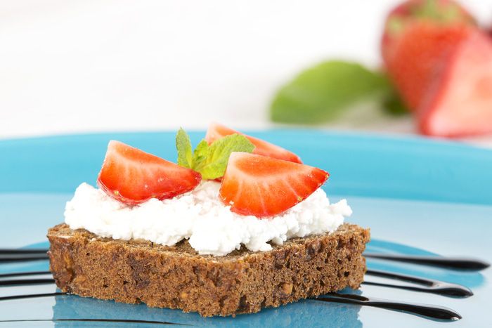 Бурже с козьим сыром и клубникой