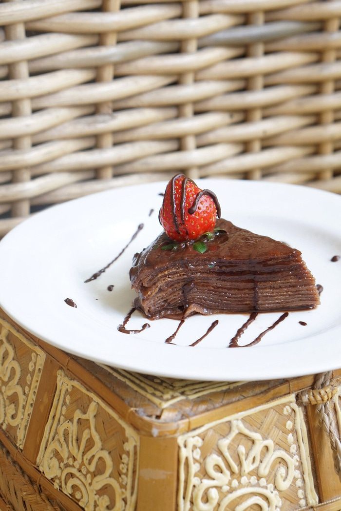 Блинный торт с шоколадом и клубничным джемом