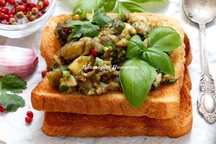 Тосты с печеными баклажанами
