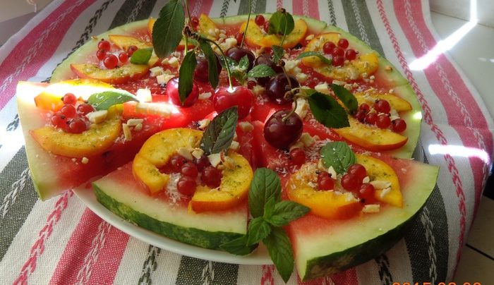 Фруктовый десерт "Арбузная пицца"