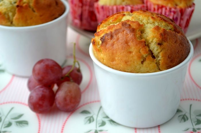 Ароматные кексы с красным виноградом и дор блю