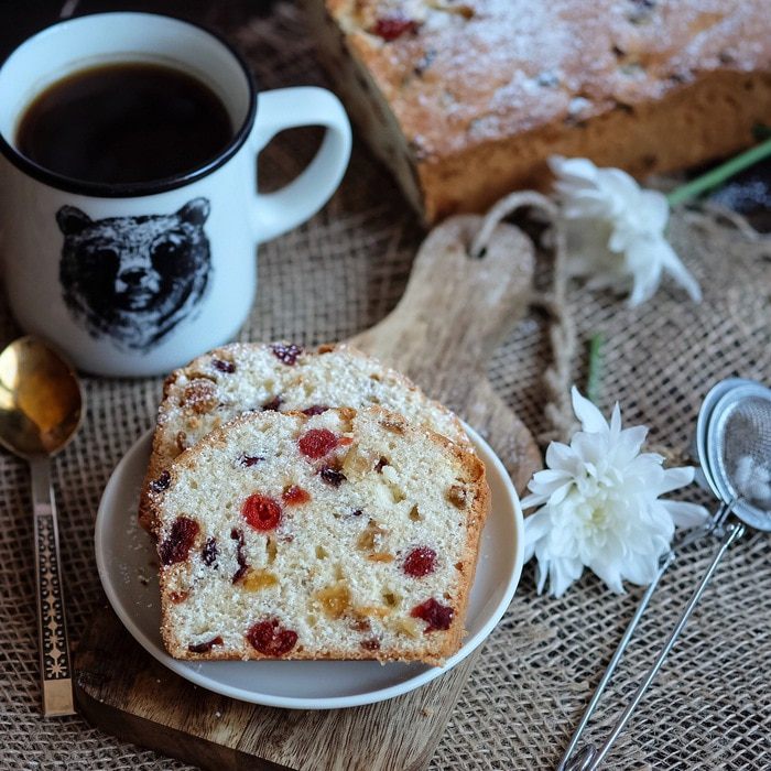 Кекс с изюмом и вяленой вишней