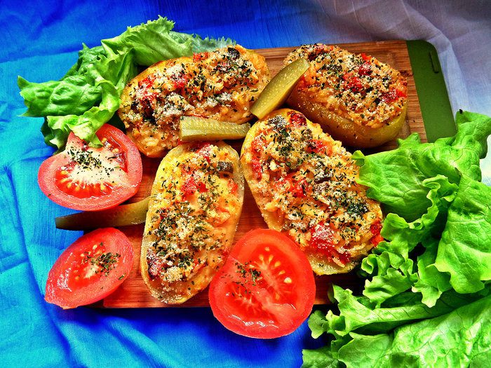 Закуска в картофельных лодочках
