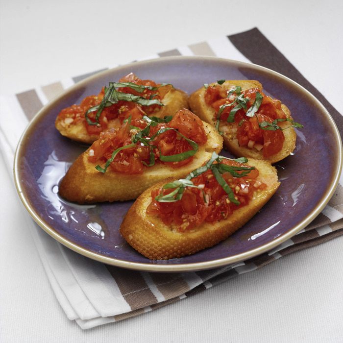 Брускетта с помидорами и базиликом