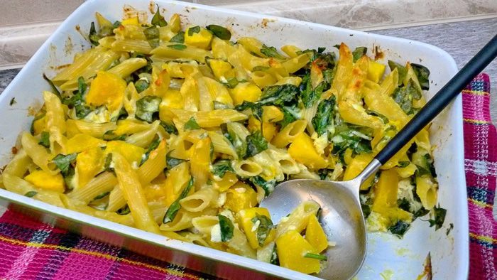 Запеканка с тыквой, пастой и шпинатом