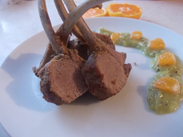 Каре барашка в мандариновом маринаде с соусом из киви