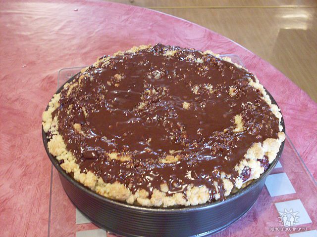 Творожно-вишнёвый с крошкой и шоколадной глазурью