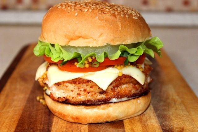 Бургер с ананасом и медовой горчицей