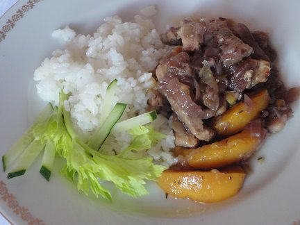 Свинина в пикантном соусе с персиками