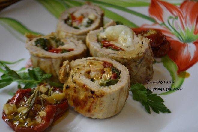 Мясо "Капрезе" с вялеными томатами и моцареллой