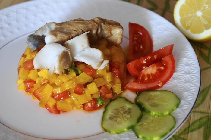 Филе трески на подушке из сальсы