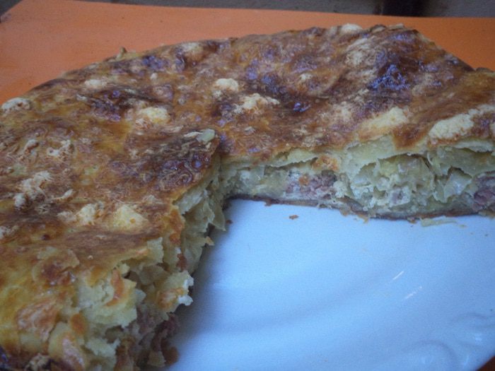 Пирог из слоеного теста с капустной начинкой