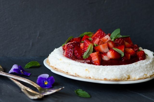 Торт "Павлова" с клубникой и мятой