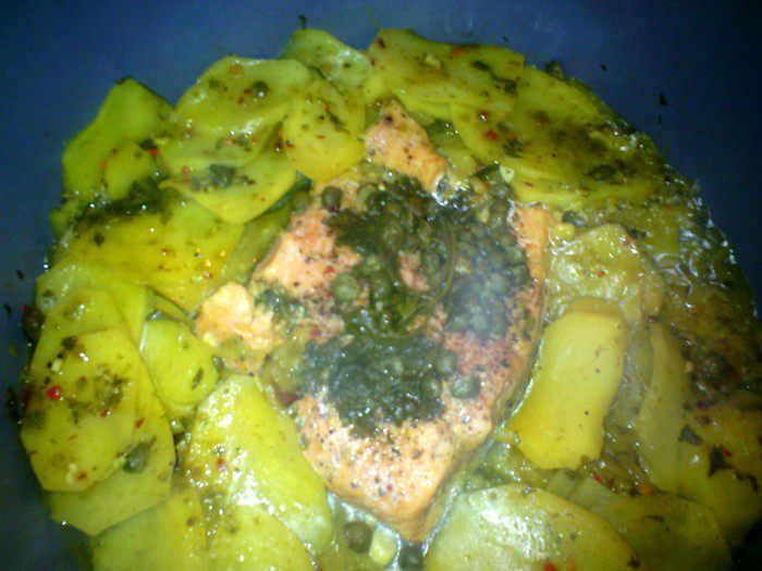 Форель с овощами и каперсами в пикантном соусе 