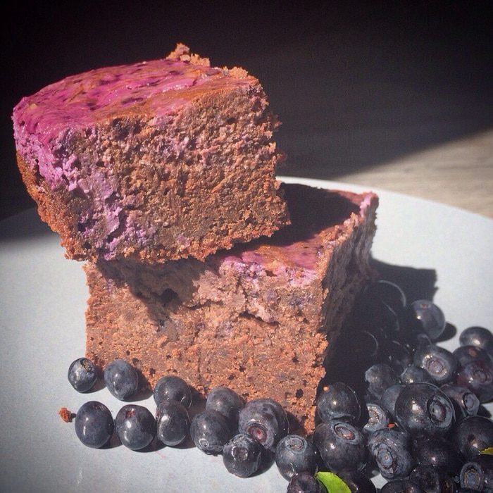 Очень шоколадный брауни со сливочно-черничный кремом