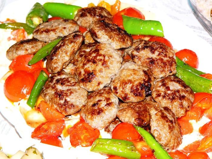 Говяжьи котлеты на лепешке пиде