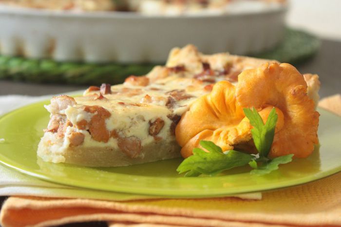 Киш с лисичками и копченой уткой