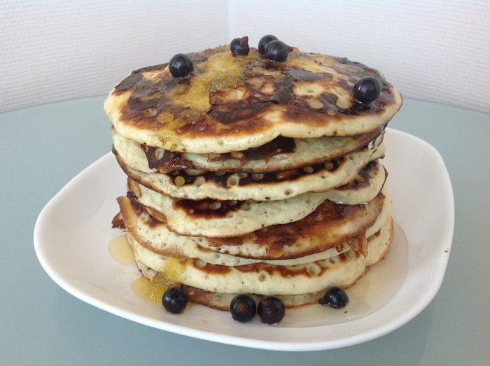 Панкейки с черной смородиной
