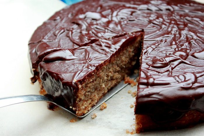 Ореховый торт с шоколадной глазурью и апельсиновым джемом