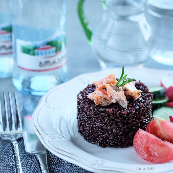 Черный рис, приготовленный в казане