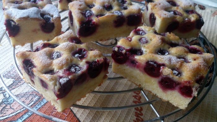 Бисквитные квадратики с черешней