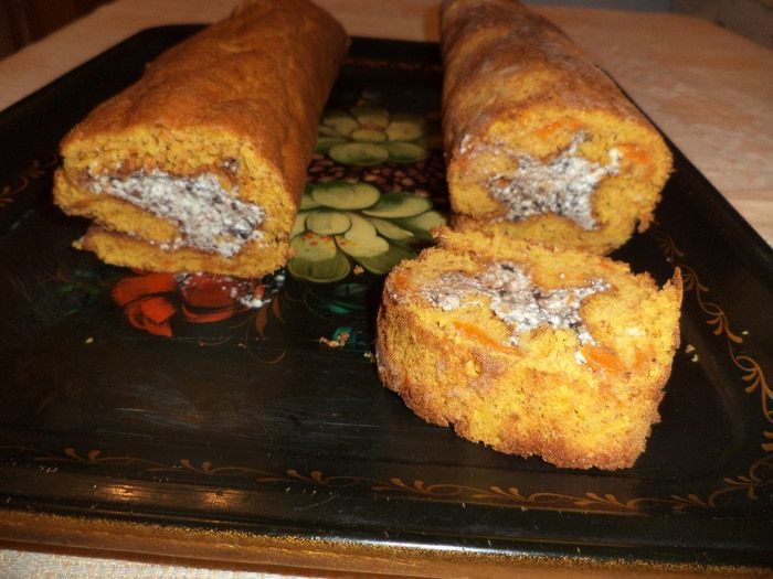 Рулет из бисквитно-тыквенного теста с творожной начинкой