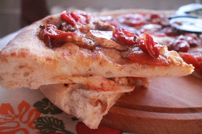 Фокачча с помидорами и анчоусами