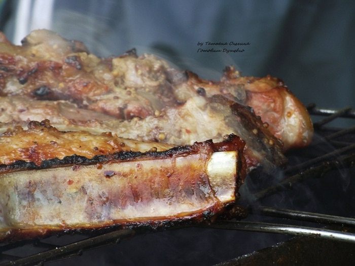 Свиные ребра в медовом маринаде на углях