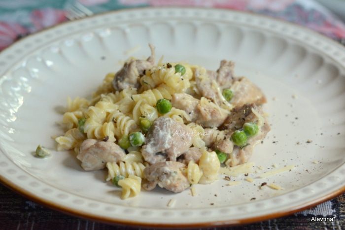 Куриные грудки с пастой и зеленым горошком