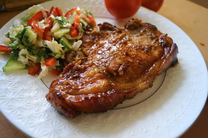 Свиная отбивная на кости с медовым маринадом + салат "Скоро весна"