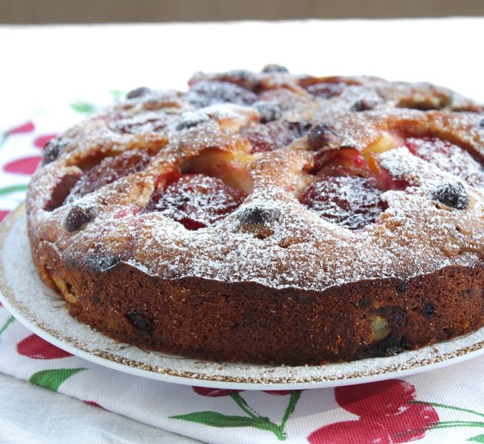 Сливовый пирог с орехами и шоколадом