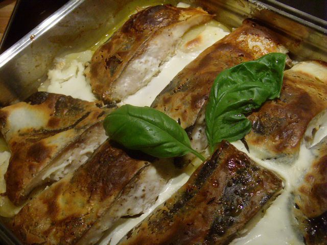 Карп с овощами, запеченный под сметанным соусом