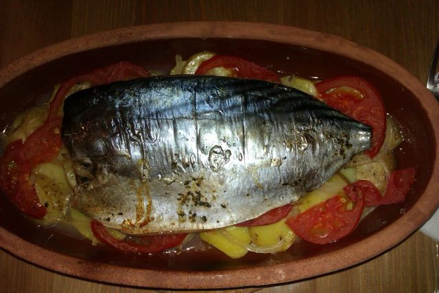 Паламут на картофельно-томатной подушке.