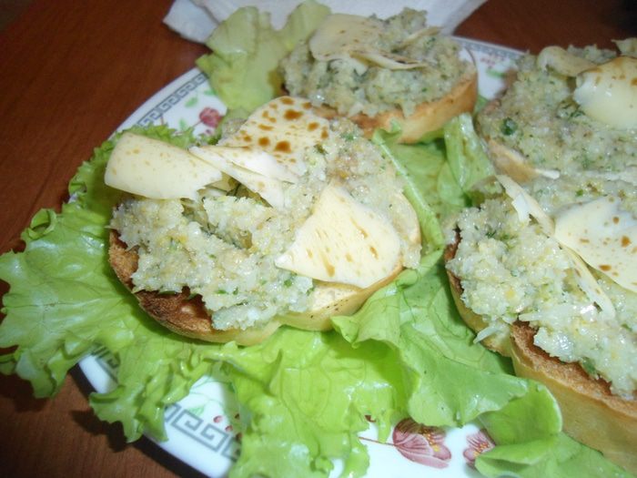 Брускетта с тапенадом из цветной капусты 