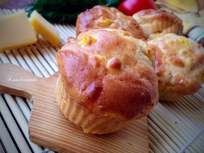 Закусочные маффины с кукурузой, беконом и сладким перцем