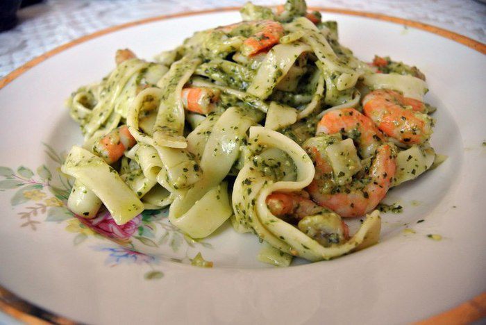 Феттучине с королевскими креветками и соусом песто