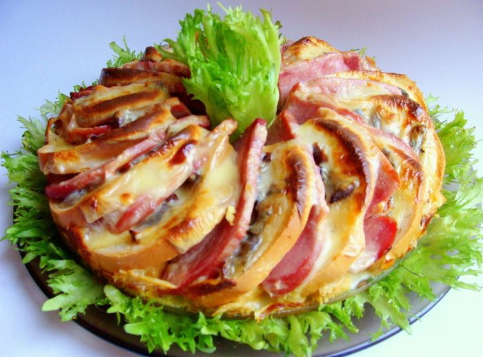 Яичный коблер с мясом и пряными вялеными помидорками