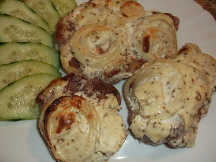Мясо, запеченное в творожном соусе
