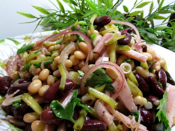 Салат из фасоли с ветчиной