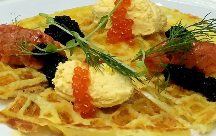Картофельные вафли с тартаром из лосося с красной икрой и крема из яйца