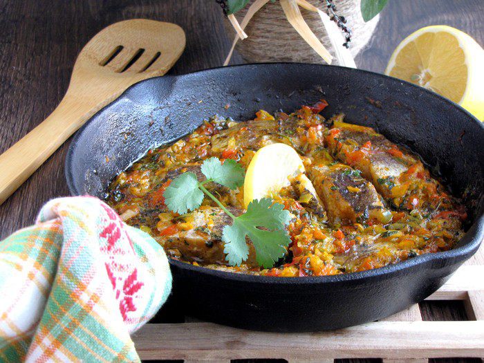 Белая рыба, запеченная в пикантном соусе