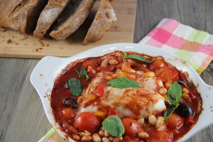 Белая рыба, запеченная с овощами, фасолью и маслинами