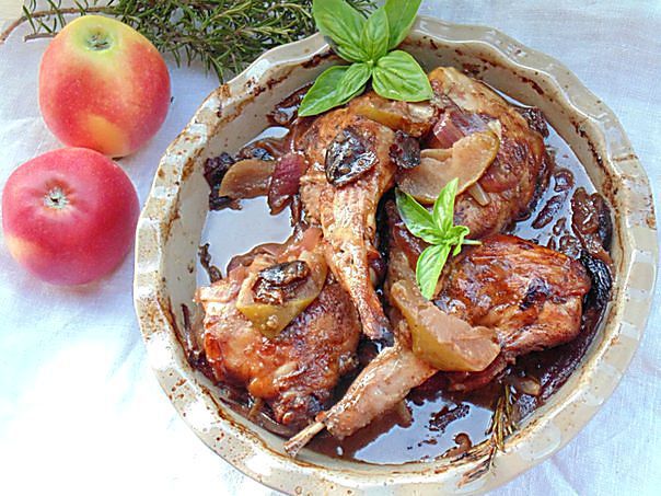 Кролик с яблоками и красным луком