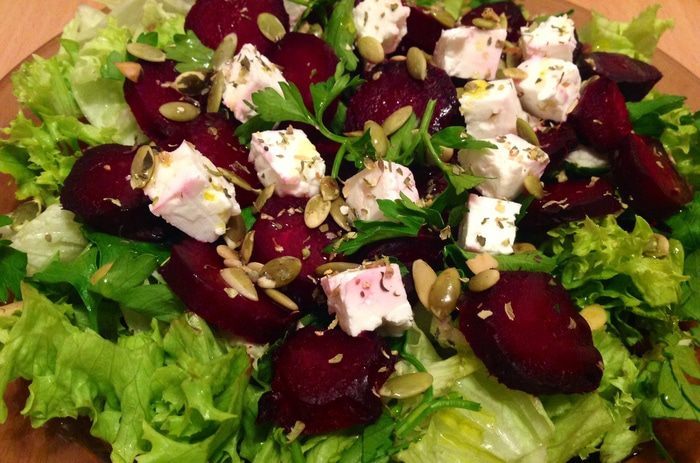 Салат из печеной свеклы и соленой брынзы
