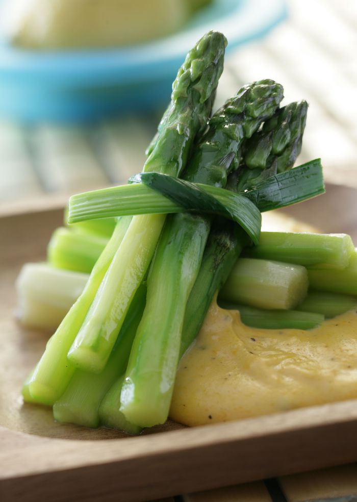 Спаржа с яичным соусом