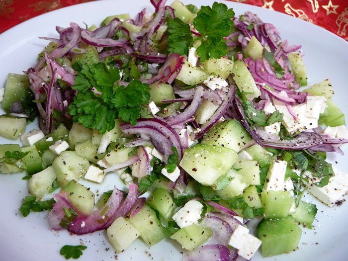 Огуречный салат с фетой и фиолетовым луком