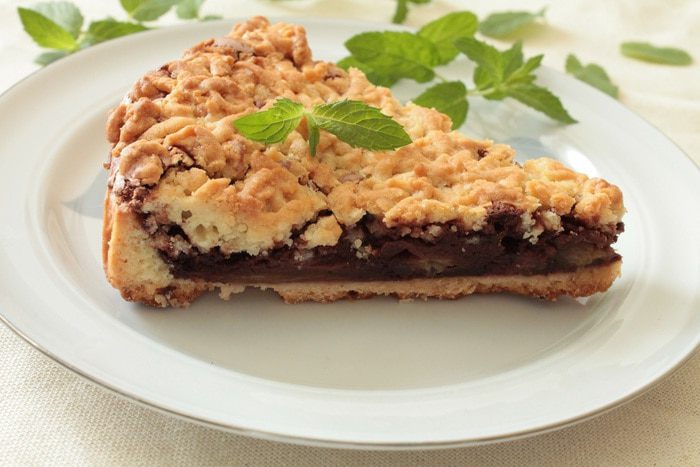 Сливовый пирог с шоколадным пудингом