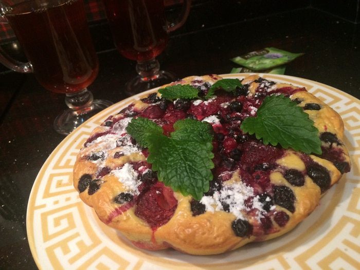 Бисквитный пирог с ягодами